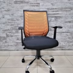 Кресло Barneo K-138 для персонала (черная ткань оранжевая сетка) в Североуральске - severouralsk.mebel24.online | фото